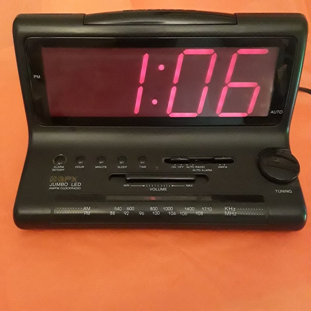 GPX AM/FM ALARM CLOCK RADIO- RED LED DISPLAY MODEL D518 - RADIO/BUZZER ALARMS